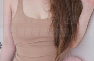 照片里的Son Ye Eun，让我不自觉地脑海里浮现出烟雾缭绕的夜晚，黑色是主角。